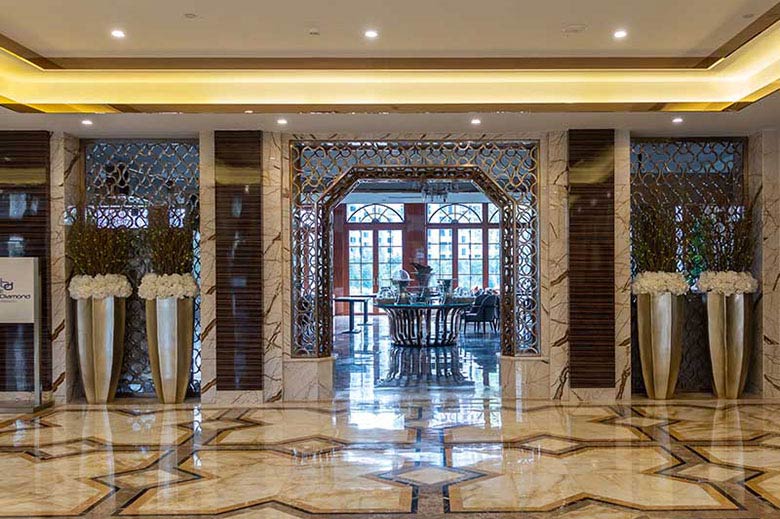 酒店中的电视柜尺寸和类型是这样的？